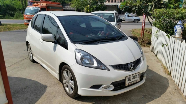 HONDA JAZZ i-VTES (ตัว TOP สุด) เกียร์ออโต้ สีขาว