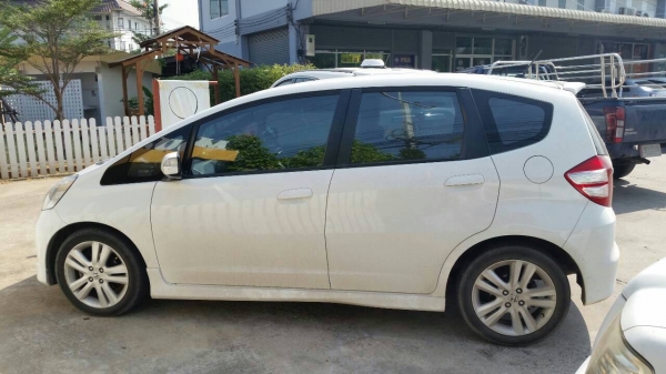 HONDA JAZZ i-VTES (ตัว TOP สุด) เกียร์ออโต้ สีขาว