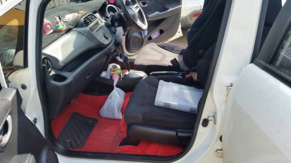 HONDA JAZZ i-VTES (ตัว TOP สุด) เกียร์ออโต้ สีขาว