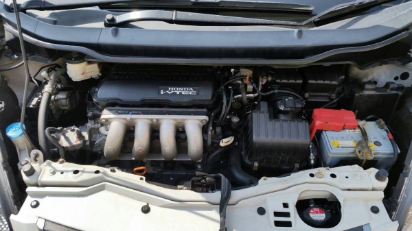 HONDA JAZZ i-VTES (ตัว TOP สุด) เกียร์ออโต้ สีขาว