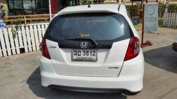 HONDA JAZZ i-VTES (ตัว TOP สุด) เกียร์ออโต้ สีขาว