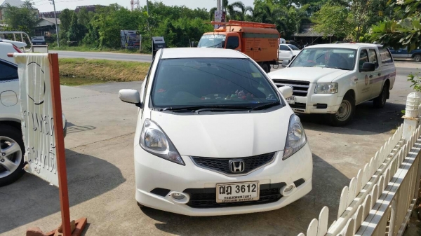 HONDA JAZZ i-VTES (ตัว TOP สุด) เกียร์ออโต้ สีขาว