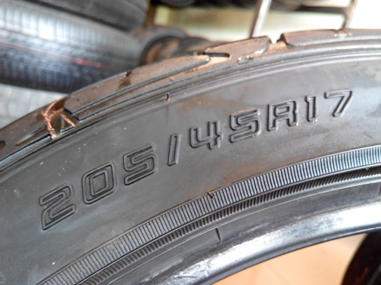 ยาง Dunlop 205/45/17 ปี12 สภาพสวยๆดอกเต็มๆ