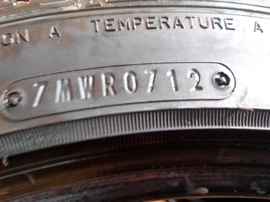 ยาง Dunlop 205/45/17 ปี12 สภาพสวยๆดอกเต็มๆ