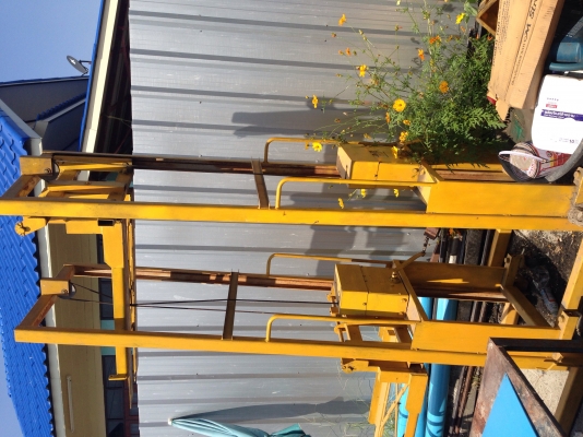 ขายลิฟยกของ 200 kg. แบบมือหมุน เสาคานสูงประมาณ 240cm. งาปรับขนาดได้ สภาพดีหมุนขึ้น-ลงนิ่ม พร้อมใช้งาน มี 2 ตัวครับ