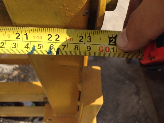 ขายลิฟยกของ 200 kg. แบบมือหมุน เสาคานสูงประมาณ 240cm. งาปรับขนาดได้ สภาพดีหมุนขึ้น-ลงนิ่ม พร้อมใช้งาน มี 2 ตัวครับ