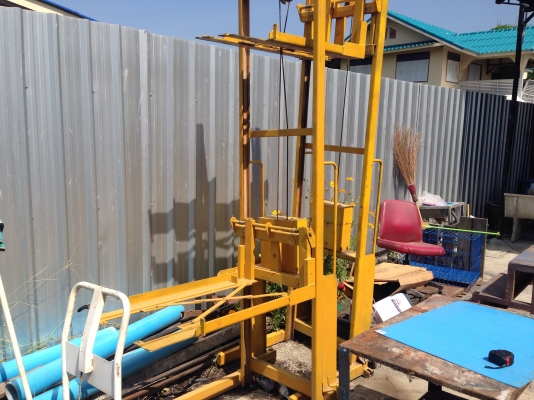 ขายลิฟยกของ 200 kg. แบบมือหมุน เสาคานสูงประมาณ 240cm. งาปรับขนาดได้ สภาพดีหมุนขึ้น-ลงนิ่ม พร้อมใช้งาน มี 2 ตัวครับ