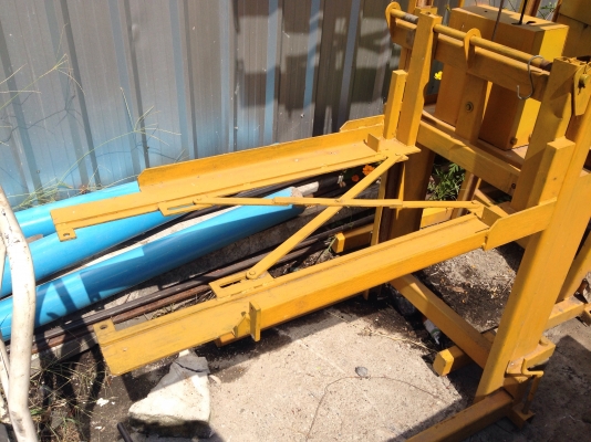 ขายลิฟยกของ 200 kg. แบบมือหมุน เสาคานสูงประมาณ 240cm. งาปรับขนาดได้ สภาพดีหมุนขึ้น-ลงนิ่ม พร้อมใช้งาน มี 2 ตัวครับ