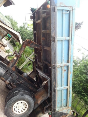 รถอีซูซุ 6 ล้อดั้ม NPR  115 แรงม้า. ปี 37  สนใจติดต่อ 081 - 6079515