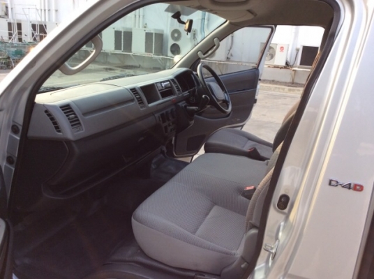 ขายรถตู้โตโยต้า คอมมิวเตอร์ หลังคาสูง ปี07 เครื่องดีเซล D4D 2.5 เทอร์โบ เกียร์ธรรมดา เพาเวอร์ กระจกไฟฟ้าทั้งคัน ภายในเบาะสวยสะอาด เบาะหลัง4แถวสวย แอร์หน้า-หลัง เย็นฉ่ำ ตัวถังสีสวย ไม่มีชน บางเดิม รถขับดี ยางใหม่ รถสวย มือเดียวป้ายแดง พร้อมใช้งานครับ