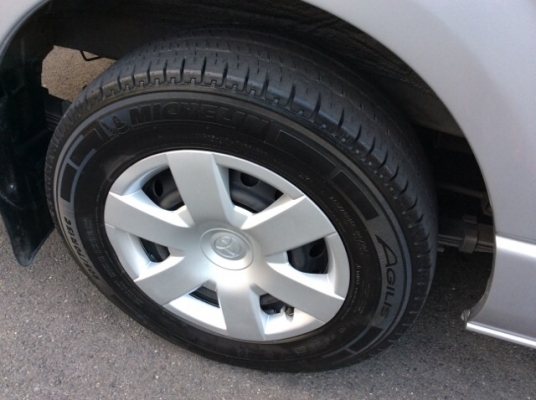 ขายรถตู้โตโยต้า คอมมิวเตอร์ หลังคาสูง ปี07 เครื่องดีเซล D4D 2.5 เทอร์โบ เกียร์ธรรมดา เพาเวอร์ กระจกไฟฟ้าทั้งคัน ภายในเบาะสวยสะอาด เบาะหลัง4แถวสวย แอร์หน้า-หลัง เย็นฉ่ำ ตัวถังสีสวย ไม่มีชน บางเดิม รถขับดี ยางใหม่ รถสวย มือเดียวป้ายแดง พร้อมใช้งานครับ