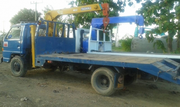 รถบรรทุกติดเครนเก่านอกTADANO 2.5 ตัน ISUZU NPR ,6 ล้อกลาง ราคาเพียง 400,000 บาท สนใจติดต่อ 0819337688
