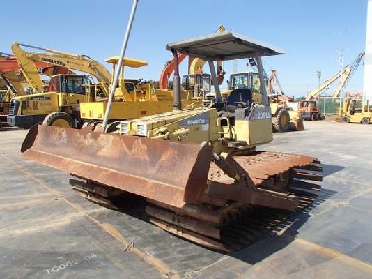 รถดัน Komatsu D20PLL-7 รุ่น 7 เลยครับ นำเข้าจากญี่ปุ่นแท้ๆ แทรคกว้าง 1.05เมตร สวยเดิมๆ แจ่มมาก ขายไม่แพงด้วย 086-303-9797 กู๋อ๋า