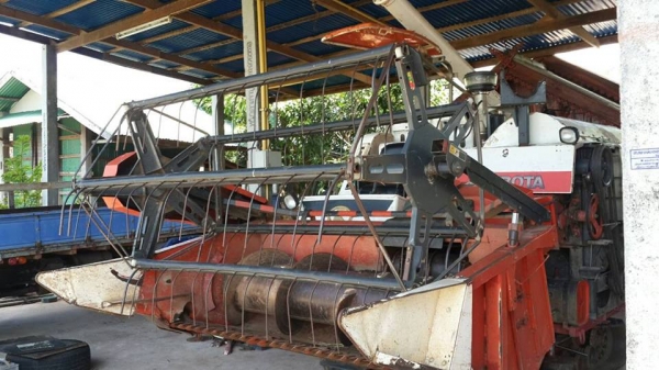 ขายรถเดี่ยวข้าว อุ้มKUBOTA DC68 อุ้มช่วงล่างดี ตู้ทำใหม่ เครื่องดีสภาพพร้อมลงเกี่ยว เอกสารเล่มทะเบียนพร้อมชุดโอน