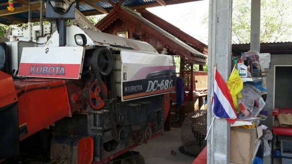 ขายรถเดี่ยวข้าว อุ้มKUBOTA DC68 อุ้มช่วงล่างดี ตู้ทำใหม่ เครื่องดีสภาพพร้อมลงเกี่ยว เอกสารเล่มทะเบียนพร้อมชุดโอน