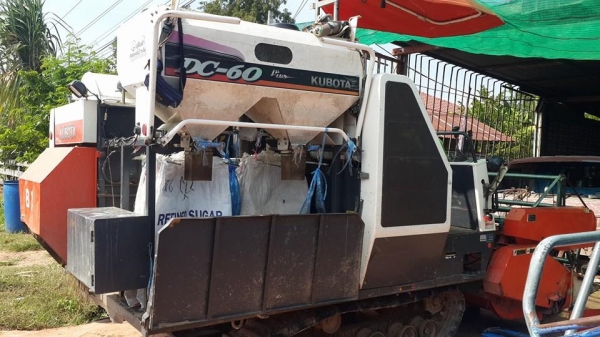 ขายรถเกี่ยวKUBOTA DC60พร้อม ยกคู่ รถลากเทรลเลอร์ สภาพพร้อมใช้งาน เครื่องดี ตู้สีดี พร้อมลุยงาน แทรคสวย