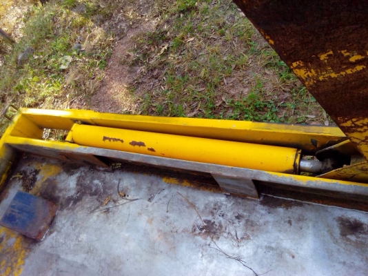 ขายเครนยกขยะ ตามรูปยกนำ้หนักได้เกิน5ตันครับขายทั้กระบะได้ครบชุดใหญ่พร้อมปั้มเลยครับ