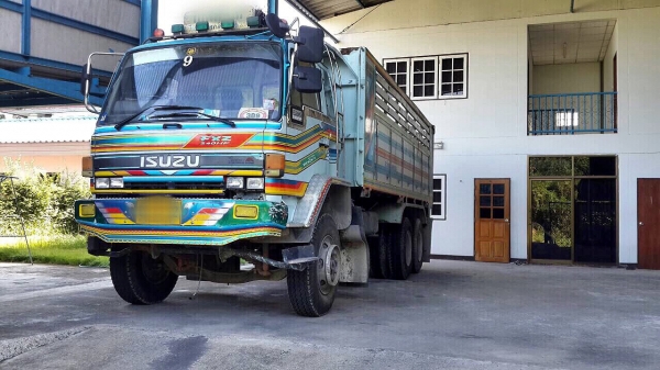 ขายสิบล้อisuzu 240 เครื่อง320 สภาพใช้งานได้เลย1,100,000฿