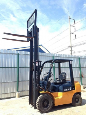 ขาย รถโฟล์คลิฟ TOYOTA 7FD25 ยก 2.5 ตัน รุ่น7 ขายถูกๆ ดีเซลเครื่อง2Z รถดี 275,000 บาท 094-4267888 จะเด็ด