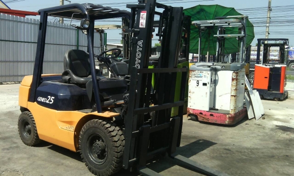 ขาย รถโฟล์คลิฟ TOYOTA 7FD25 ยก 2.5 ตัน รุ่น7 ขายถูกๆ ดีเซลเครื่อง2Z รถดี 275,000 บาท 094-4267888 จะเด็ด