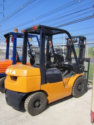 ขาย รถโฟล์คลิฟ TOYOTA 7FD25 ยก 2.5 ตัน รุ่น7 ขายถูกๆ ดีเซลเครื่อง2Z รถดี 275,000 บาท 094-4267888 จะเด็ด