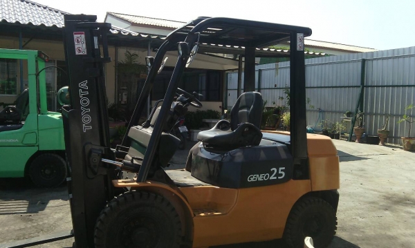 ขาย รถโฟล์คลิฟ TOYOTA 7FD25 ยก 2.5 ตัน รุ่น7 ขายถูกๆ ดีเซลเครื่อง2Z รถดี 275,000 บาท 094-4267888 จะเด็ด