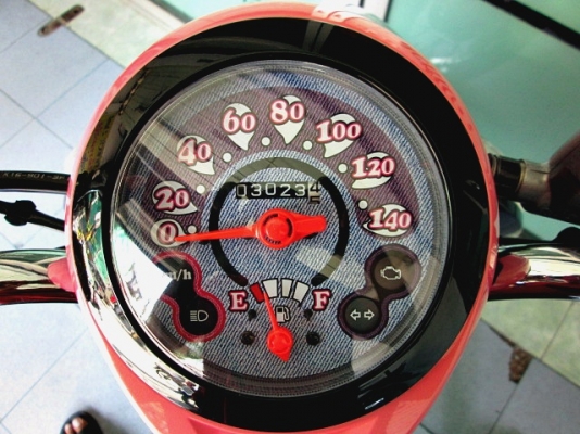 scoopy-i สีขาวชมพู ลายยีนแท้ รถเดือน กันยายน ปี 56 ไมล์ 3 พันโล รุ่นใหม่ไฟหน้าโปรเจ็คเตอร์ แถม 2 รายการ 30900