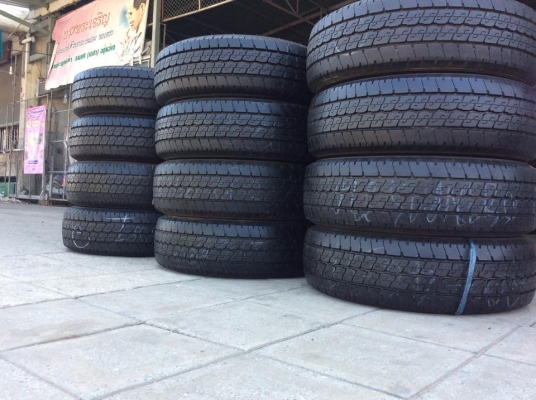 ขายยาง รถกระบะ บรรทุก หรือ รถตู้ DUNLOP 215-70-15 สวยๆ มี3ชุด