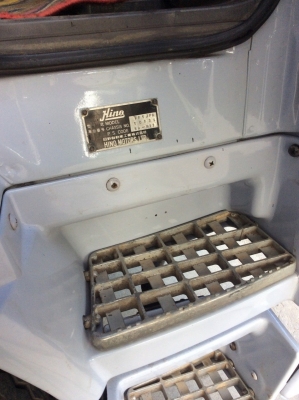 HINO ไฮเทคFF1J (สมอเงิน )ปี47 เครื่อง210 แรง เครื่องดี ครัทซีสวย ตู้10บาน ยาว7.2 ม. ขาย 700,000 บาท(ติดต่อศุภากร 081-4252943)