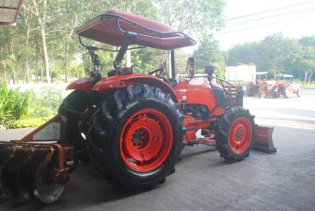 ขายรถไถ Kubota M7040 (4WD) พร้อมดันหน้า+ผานพรวนCMT รถพร้อมใช้งานครับ