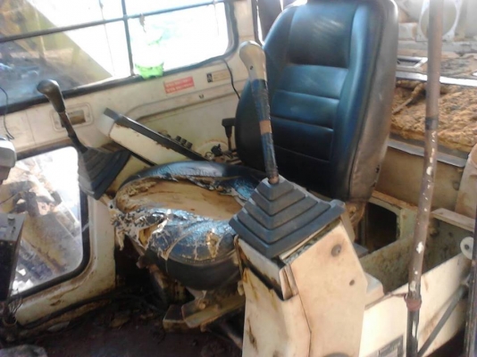 ***ขายแล้วครับขอบคุณ Truck2hand ขายแบคโฮยอดนิยม ราคาเบาๆ KOBELCO MARK3 SK120 ไฟฟ้าตัด กล่อง/จอ มี เครื่องเดิม ปั้มเดิม เครื่องดี ปั้มดี ปรับเพรสเชอร์หน่อย บูมอาร์มดี สวยไม่ปะไม่ดาม เอวดีแน่นดี ช่วงล่าง70-80\% โซ่ดี แทร็กดีครบ สป็อคเก็ตใช้ได้อีกยาว เฟรมดีหน