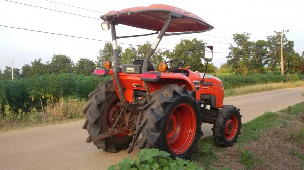 ขายครับ Kubota L3608 สภาพสวยมาก เครื่องดี เกียร์ดี ไม่มีเยิ้มครับ มีผาน4 ตราช้างให้อีก 1พวงครับ ขายครับ Kubota L3608 สภาพสวยมาก เครื่องดี เกียร์ดี ไม่มีเยิ้มครับ มีผาน4 ตราช้างให้อีก 1พวงครับ