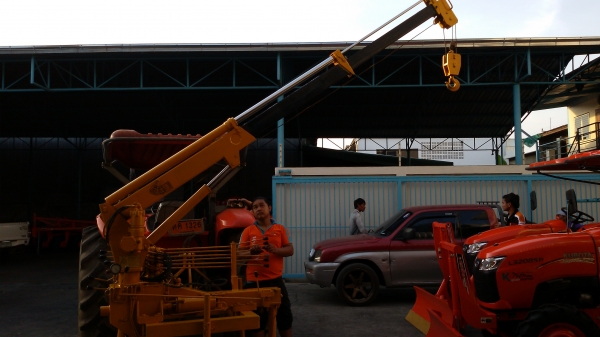 เครนติดท้ายรถแทรกเตอร์ ยกได้ 1 ตัน สูง 5.5 เมตร ราคา 98000