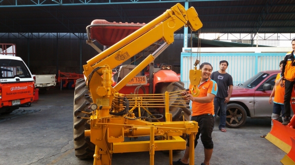 เครนติดท้ายรถแทรกเตอร์ ยกได้ 1 ตัน สูง 5.5 เมตร ราคา 98000