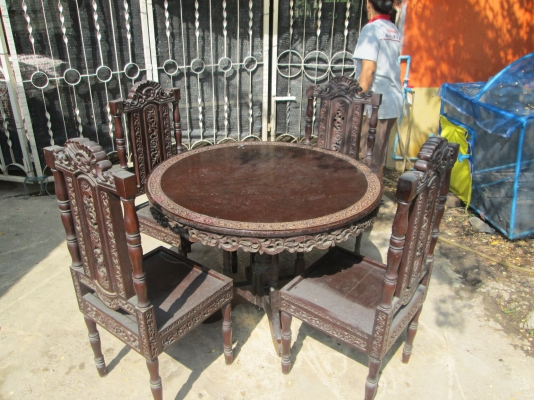 โต๊ะ เก้าอี้ไม้สักเก่าครบชุด และตู้ และอื่นๆอีกมากฯลฯ ขายเหมาทั้งหมดนี้ ในราคาถูกๆ