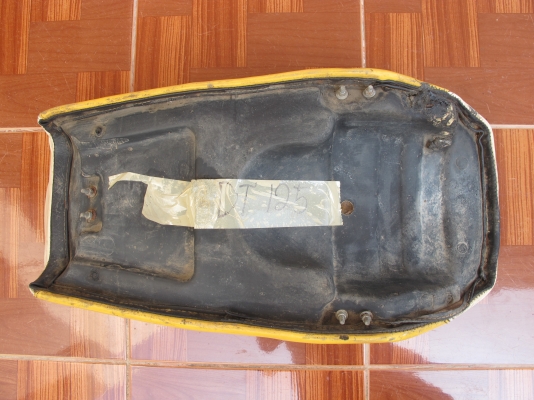 เบาะ DT125 ของใหม่เก่าเก็บ พื้นยังดีอยู่