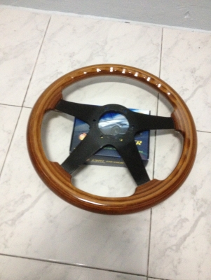 ขายพวงมาลัยไม้ Juisi ขนาด13"5นิ้ว made in italy1988 สภาพดีสวย ราคา1850บาท โทร0924462525โส กทม ขายพวงมาลัยไม้ Juisi ขนาด13"5นิ้ว made in italy1988 สภาพดีสวย ราคา1850บาท โทร0924462525โส กทม