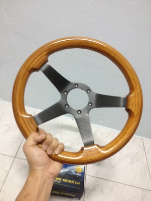 ขายพวงมาลัยไม้ Juisi ขนาด13"5นิ้ว made in italy1988 สภาพดีสวย ราคา1850บาท โทร0924462525โส กทม ขายพวงมาลัยไม้ Juisi ขนาด13"5นิ้ว made in italy1988 สภาพดีสวย ราคา1850บาท โทร0924462525โส กทม