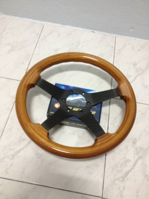 ขายพวงมาลัยไม้ Juisi ขนาด13"5นิ้ว made in italy1988 สภาพดีสวย ราคา1850บาท โทร0924462525โส กทม ขายพวงมาลัยไม้ Juisi ขนาด13"5นิ้ว made in italy1988 สภาพดีสวย ราคา1850บาท โทร0924462525โส กทม