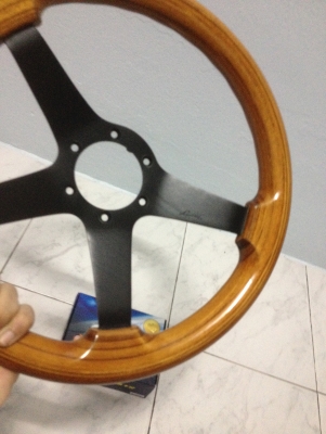 ขายพวงมาลัยไม้ Juisi ขนาด13"5นิ้ว made in italy1988 สภาพดีสวย ราคา1850บาท โทร0924462525โส กทม