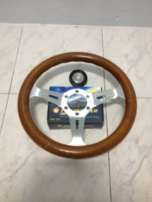 ขายพวงมาลัยไม้3ก้านขนาด13นิ้ว แท้ เก่าญีปุน สภาพดีไม่แตกร้าววงไม้แน่ๆมีรอยตามการใช้งาน ราคา850บาท โทร0924462525โส กทม