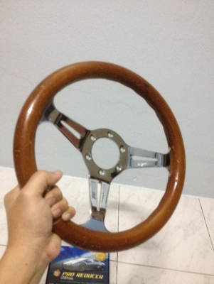 ขายพวงมาลัยไม้3ก้านขนาด13นิ้ว แท้ เก่าญีปุน สภาพดีไม่แตกร้าววงไม้แน่ๆมีรอยตามการใช้งาน ราคา850บาท โทร0924462525โส กทม