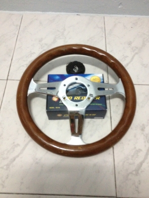 ขายพวงมาลัยไม้3ก้านขนาด13นิ้ว แท้ เก่าญีปุน สภาพดีไม่แตกร้าววงไม้แน่ๆมีรอยตามการใช้งาน ราคา850บาท โทร0924462525โส กทม