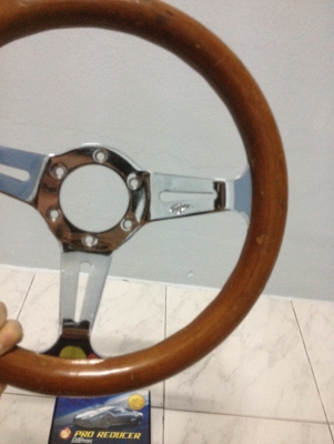 ขายพวงมาลัยไม้3ก้านขนาด13นิ้ว แท้ เก่าญีปุน สภาพดีไม่แตกร้าววงไม้แน่ๆมีรอยตามการใช้งาน ราคา850บาท โทร0924462525โส กทม