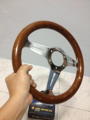 ขายพวงมาลัยไม้3ก้านขนาด13นิ้ว แท้ เก่าญีปุน สภาพดีไม่แตกร้าววงไม้แน่ๆมีรอยตามการใช้งาน ราคา850บาท โทร0924462525โส กทม