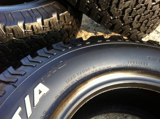 ขายยาง BF Goodrich All-terrain 265 70 r16 ปี13 ตุ่มหน้ายางอยู่ครบ