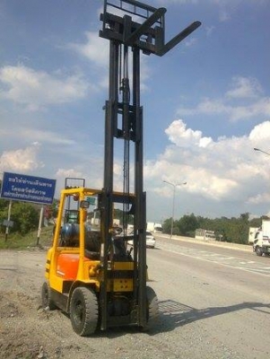 ขายรถโฟล์คลิฟท์ 2 ตัน Mitsubishi ติดแก๊ส  เสาสูง 4.5 เมตร 3 ท่อน