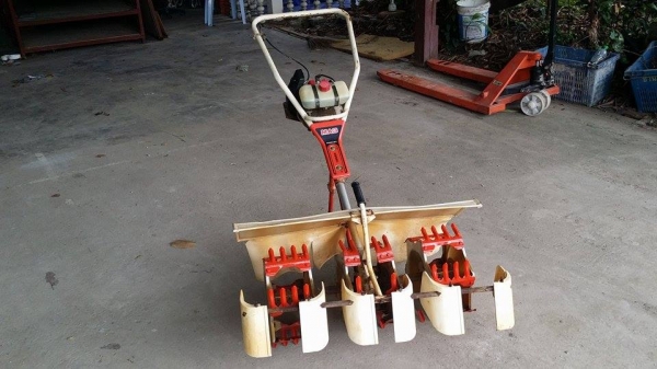 เครื่องกำจัดวัชพืชในร่องข้าว 3 แถว เก่าญี่ปุ่น ขนาดกระทัดรัด ใช้งานงานได้สะดวก เครื่องกำจัดวัชพืชในร่องข้าว 3 แถว เก่าญี่ปุ่น ขนาดกระทัดรัด ใช้งานงานได้สะดวก