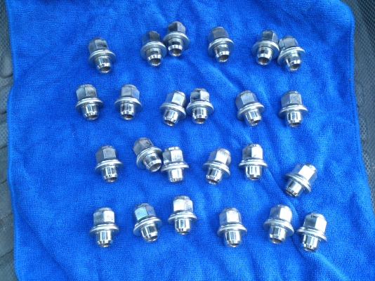 ขายแม็กTOYOTA  ถอดป้ายแดง 6 รูขอบ15 ใหม่ๆพร้อมน๊อตแท้ 24 ตัว