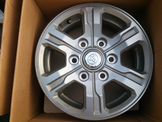 ขายแม็กTOYOTA  ถอดป้ายแดง 6 รูขอบ15 ใหม่ๆพร้อมน๊อตแท้ 24 ตัว